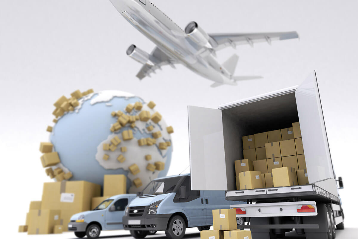 Globus mit Paketen auf den Kontinente, verschiedene Transportfahrzeuge mit Paketen